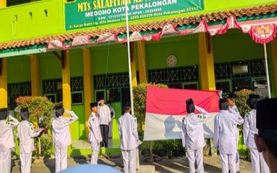 MTs SALAFIYAH AL MUTTAQIN MERIAHKAN HUT RI DENGAN ADAKAN BERBAGAI LOMBA GEMBIRA